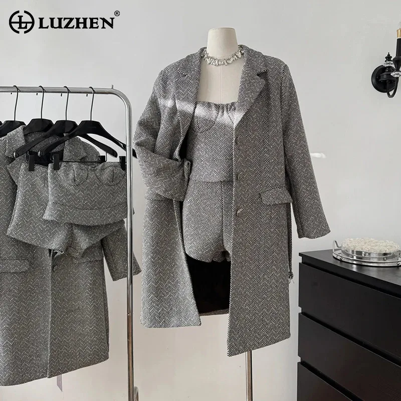 LUZHEN Mode Originele Elegante Losse Effen Kleur Grijze Trenchcoat Dames 2024 Winter Mouwloos Hemdje Korte Rok AA2754