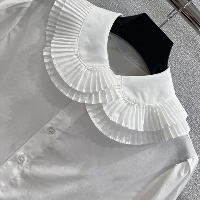 Hoogwaardig gelaagd geplooid damesshirt met poppenkraag en lange mouwen met Franse elegantie en luxe 25102289