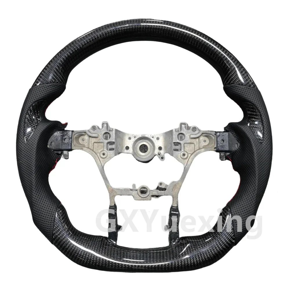 إطار عجلة القيادة من ألياف الكربون الحقيقية بتصميم رياضي مناسب لـ Hilux Fortuner Vigo LC79 مع خياطة حمراء