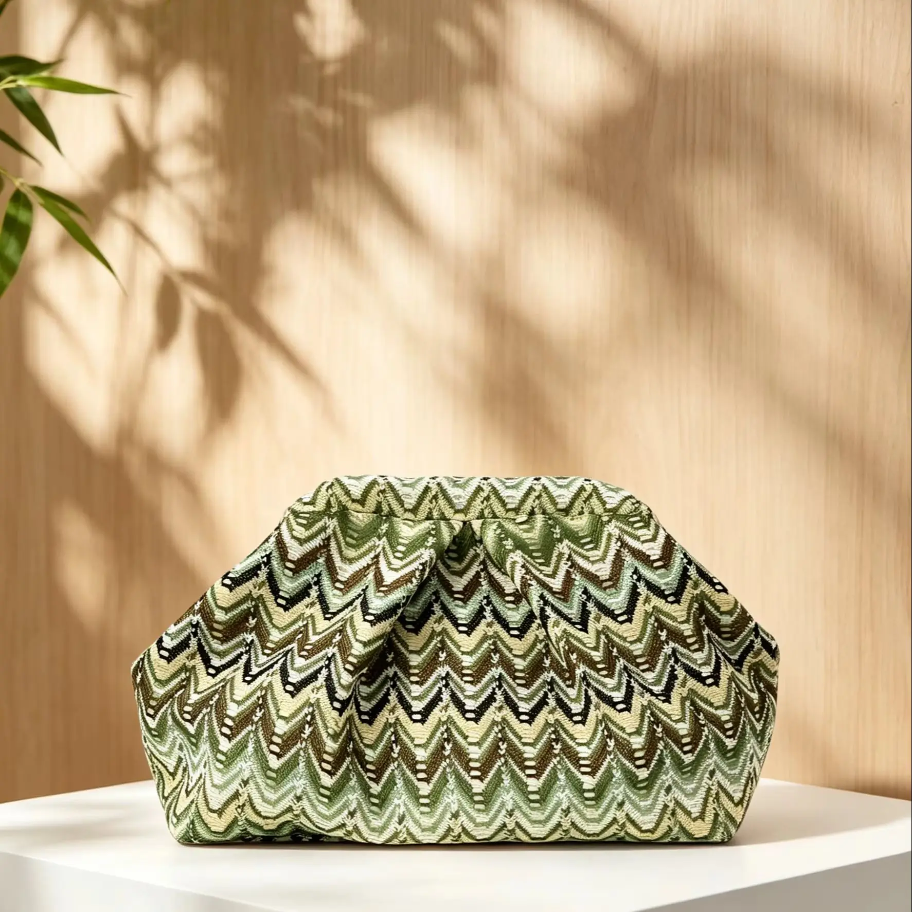 Fresh Green Wave-Pattern Clutch Bag for Women, Forest Style Ins Style Jacquard Fabric Makeup Bag, Large Capacity, Multi-Functional, Travel Portable Daily Commuting Storage Bag (Pattern Random)