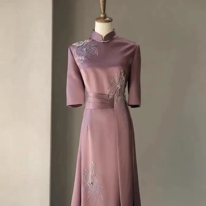 Cheongsam Gaun Ibu Pengantin Merah Muda Berdebu Satin Kerah Berdiri Applique Manik-manik Mutiara Setengah Lengan Gaun Pesta Pernikahan Kelas Atas