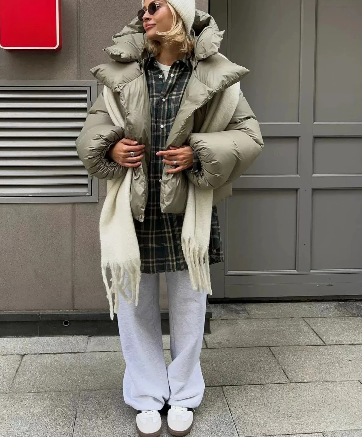 

2025 Winter Women Cotton Coat Street Head Short Cotton Cloak Warm Thicken Outwear Women Puffer Coat New Women Hooded Parkas Coat