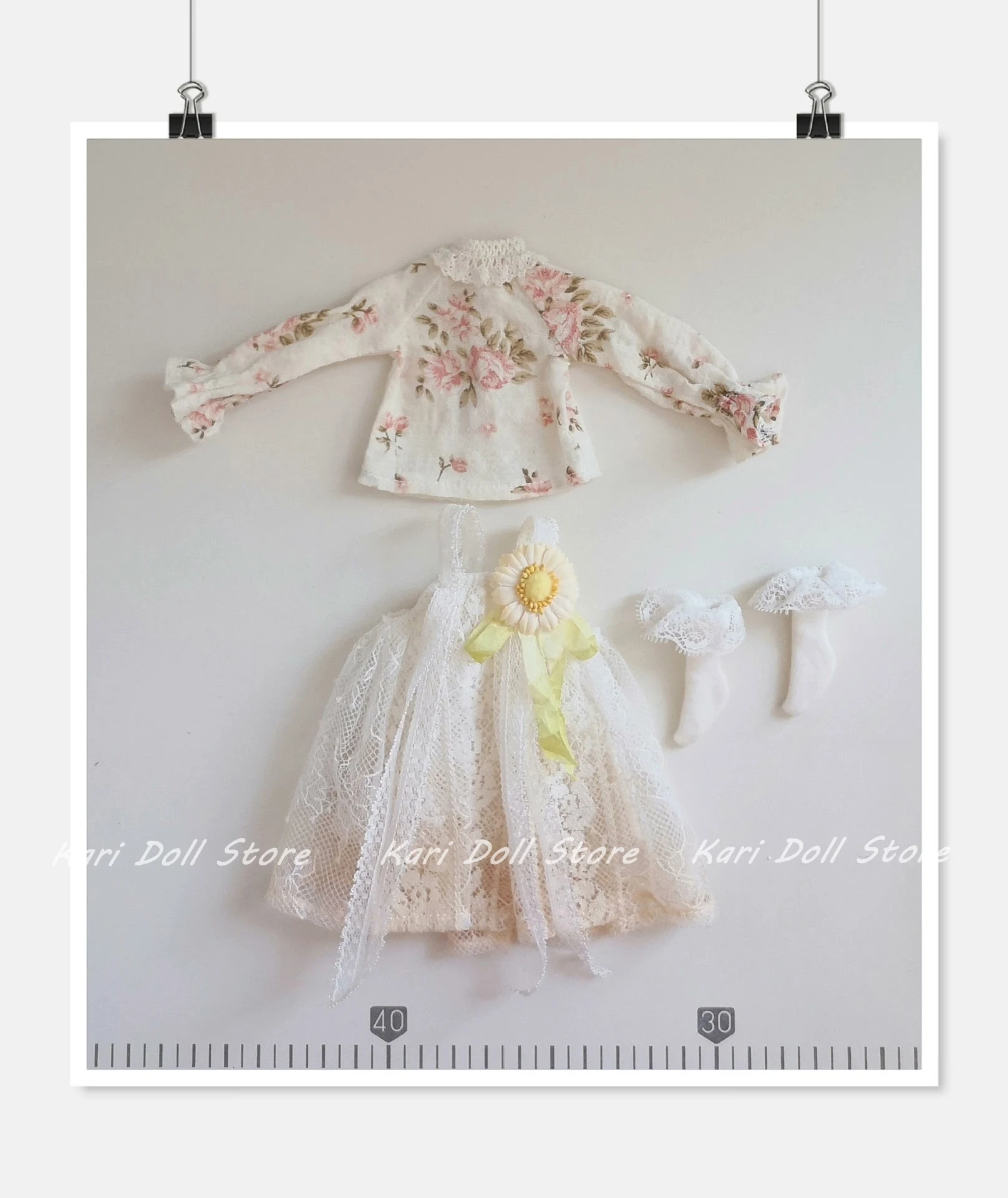 

Комплект одежды для куклы Kari 2026: платье-сарафан с цветочным принтом и длинными рукавами для куклы Landazz Landoudou