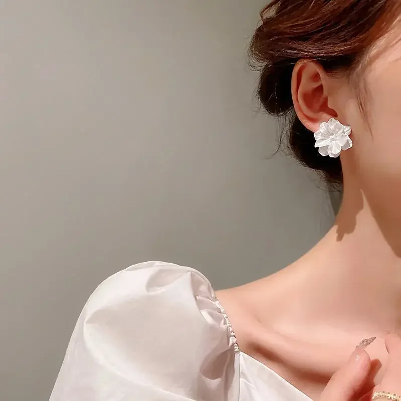 Korean New White Flowers Stud Earrings for Women Fashion Personality Design Bijoux Wedding Birthday Gift Jewelry Wholesale image 4