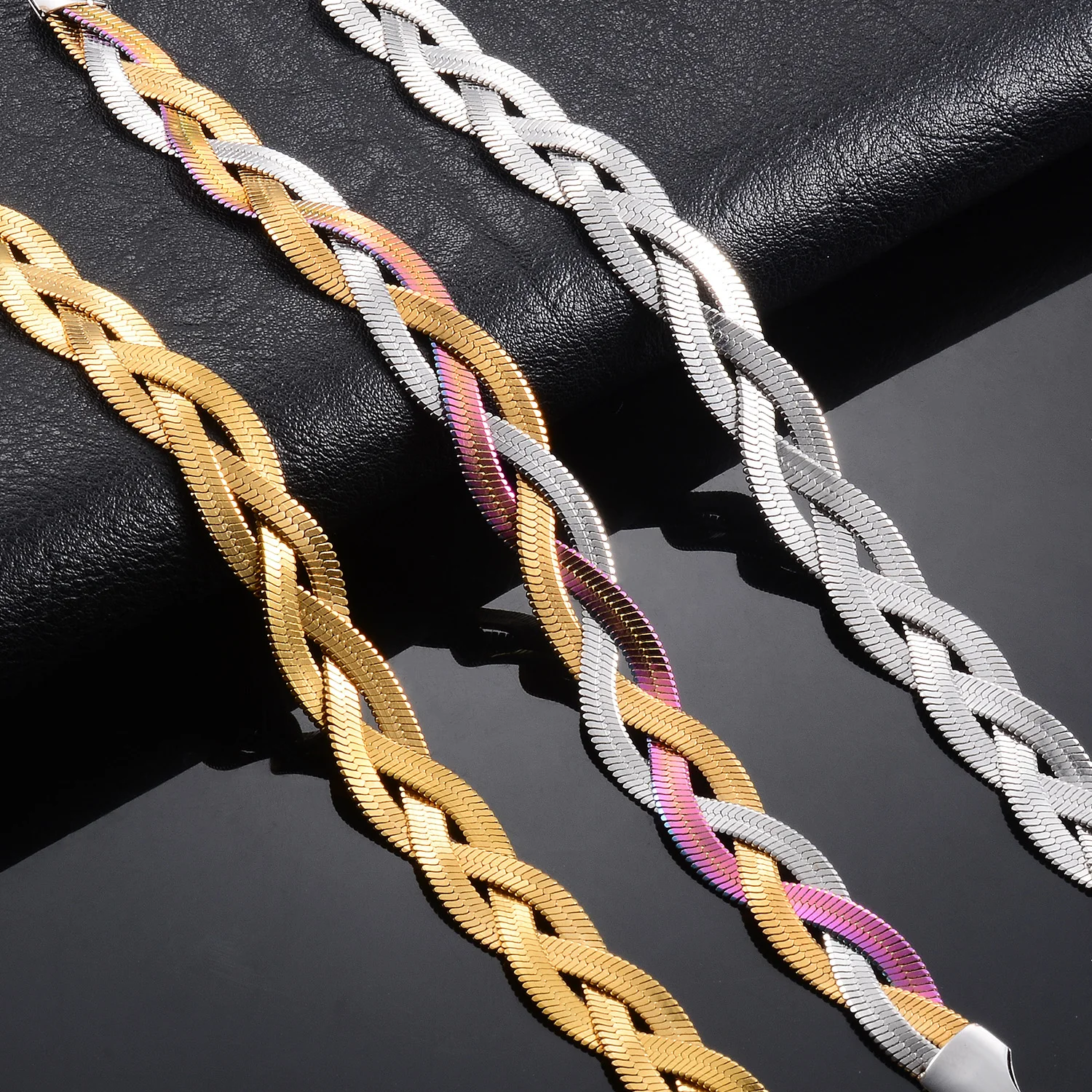 Einfache, gedrehte Flachklingen-Schlangenkette aus Edelstahl, Fischgrät-Halskette, gewebtes Schlangen-Collier, edler Schlüsselbein-Choker-Schmuck – Detail 1