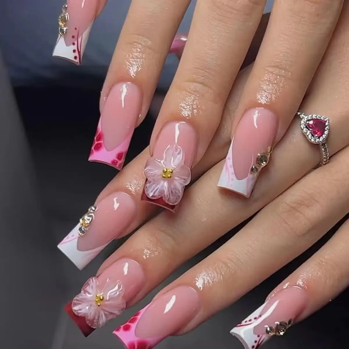 

24PCS 3D Carved Flower Medium Square False Nail with Glue Simple White French Fake Nails for Women Wearable Sweet Nails Press On