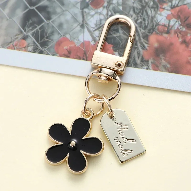 Fashion INS Style Daisy Flower Keychain Pink White Black Enamel Metal Pendant Women Key Bag Accessories Keyring