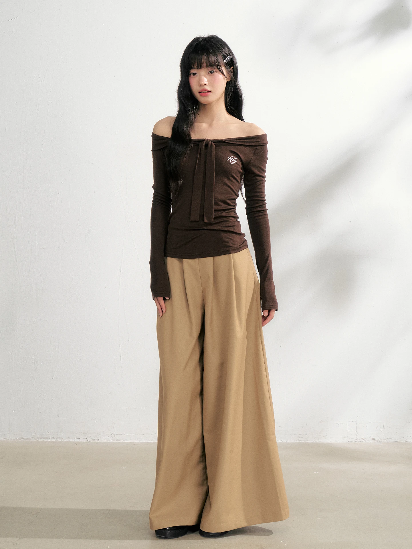 

Комплект NANGOON: вязаный топ с открытыми плечами и завязками, облегающая футболка, широкие брюки. Модный женский весенний повседневный комплект.