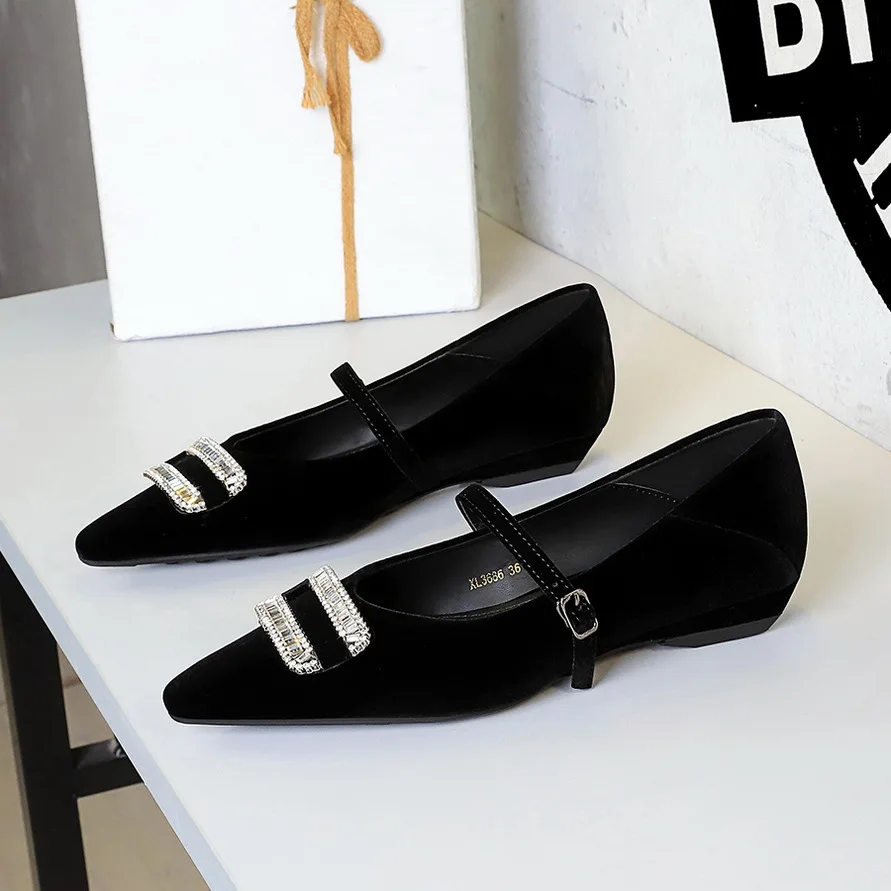 

Shoes Women Rhinestone Pump Fashion Wedges Heels Sandals Luxury Buckle Pointed Toe Slides Designer Flock Shallow Pumps Black Red