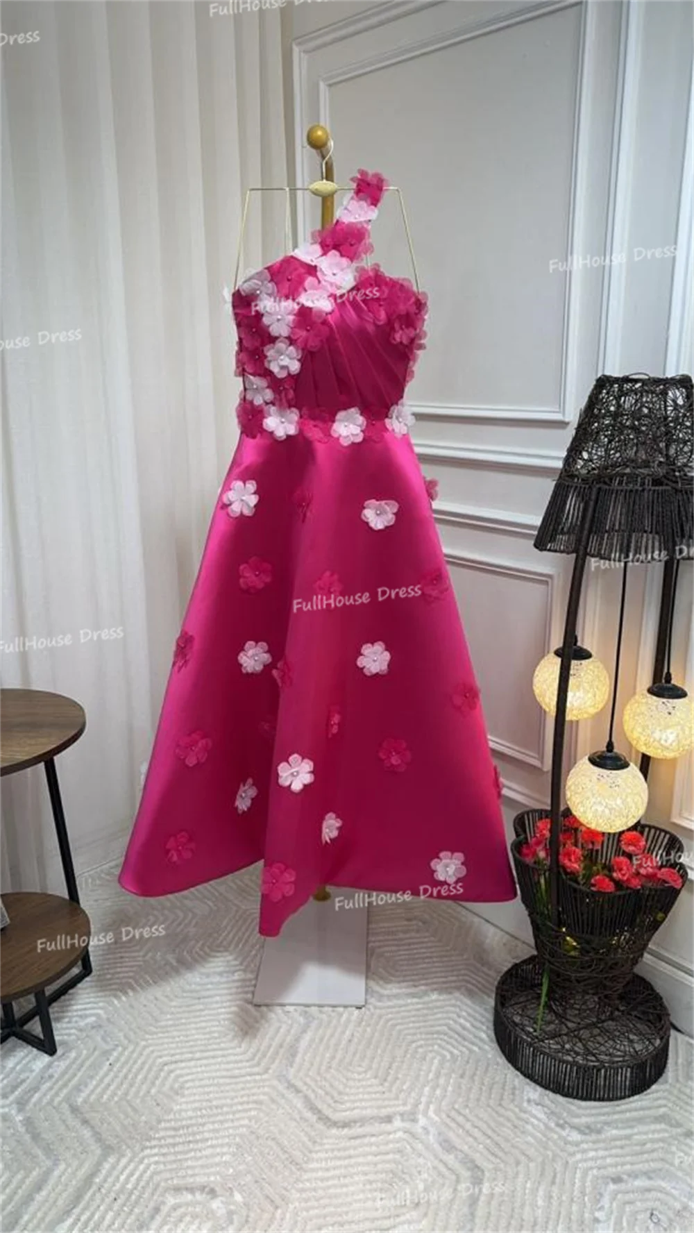 فستان سهرة مصنوع حسب الطلب بدون أكمام من الساتان بطبقات على شكل حرف a ثنيات بطول الشاي مع دانتيل مزين بالزهور