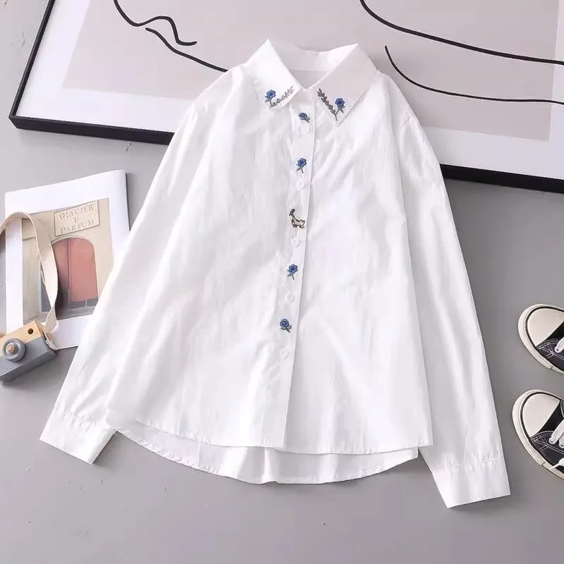 

Женская повседневная блузка с вышивкой белыми цветами, с длинным рукавом, на пуговицах, в винтажном стиле, свободного кроя, в стиле преппи