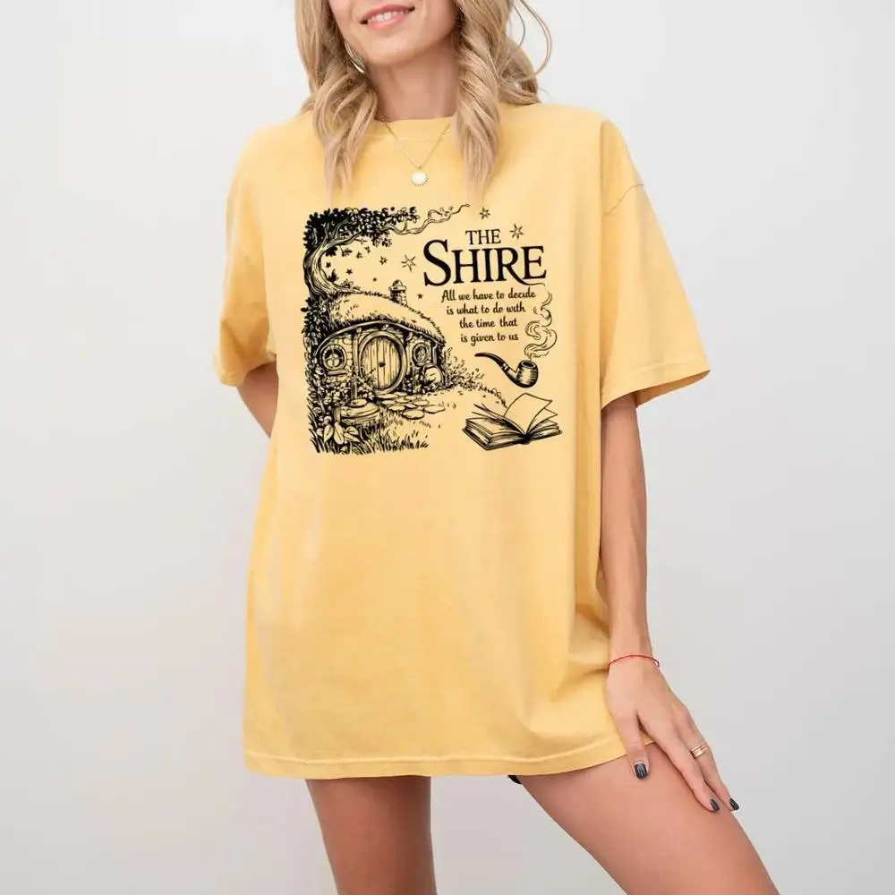 قميص The Dice Giveth and Taketh Away، تي شيرت RPG مضحك على سطح الطاولة، تي شيرت Hobbiton Fantasy Landscape، قميص DND Gamer Meme، قميص TTRPG The Shirt