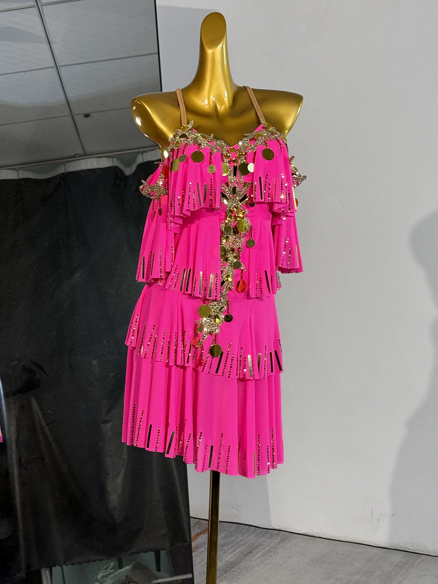 Różowa profesjonalna sukienka do tańca latynoamerykańskiego – dopasowana, ręcznie wykonana dekoracja, idealna dla artystów i imprez balowych