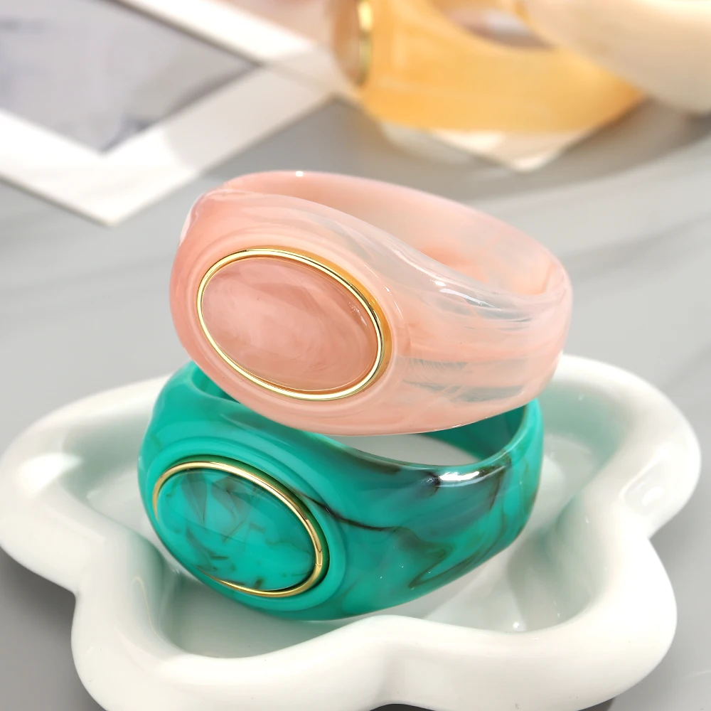 Statement-Armband aus Acryl mit geometrischem, breitem Manschetten-Design für Damen, Vintage-Armband mit ovalen, auffälligen Elementen aus Kunstharz, beliebtes Armband als Schmuckgeschenk. – Detail 3