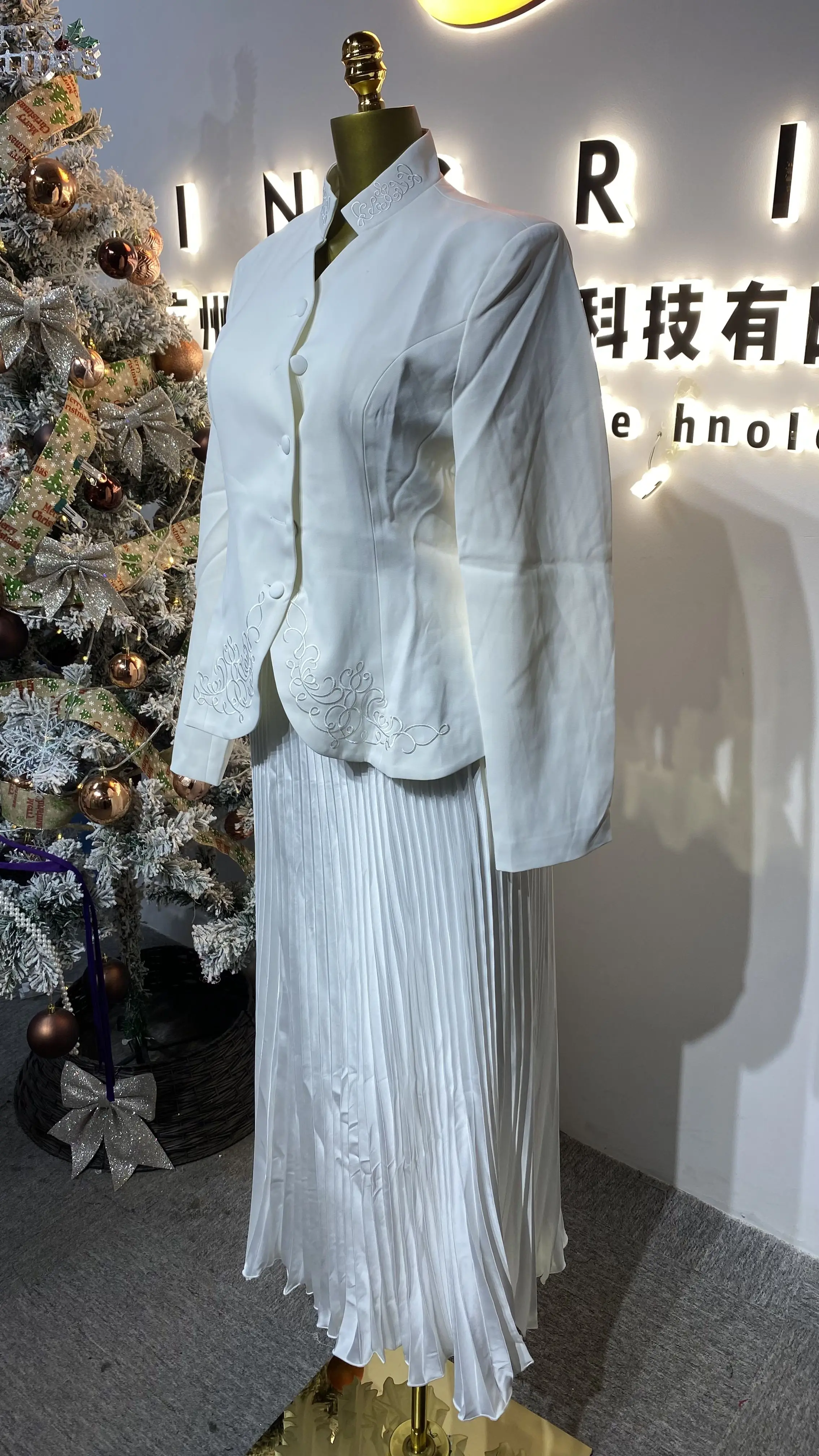 سترة عصرية مطرزة، تنورة مطوية باللون العنابي الصلب، بدلة نسائية أنيقة مكونة من قطعتين، طقم تنورة قصيرة-GZXX192