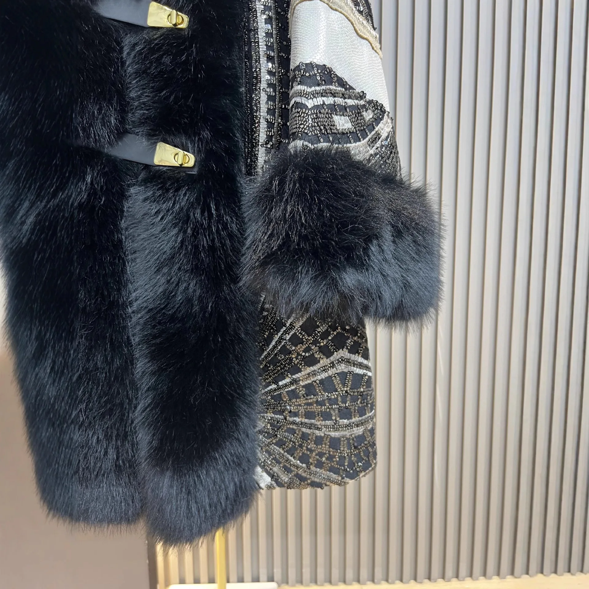 2025 خريف شتاء جديد فو الثعلب معطف الفرو المألوف أنيق النسخة الكورية الثقيلة الترتر العصرية سترة نسائية معطف فروي