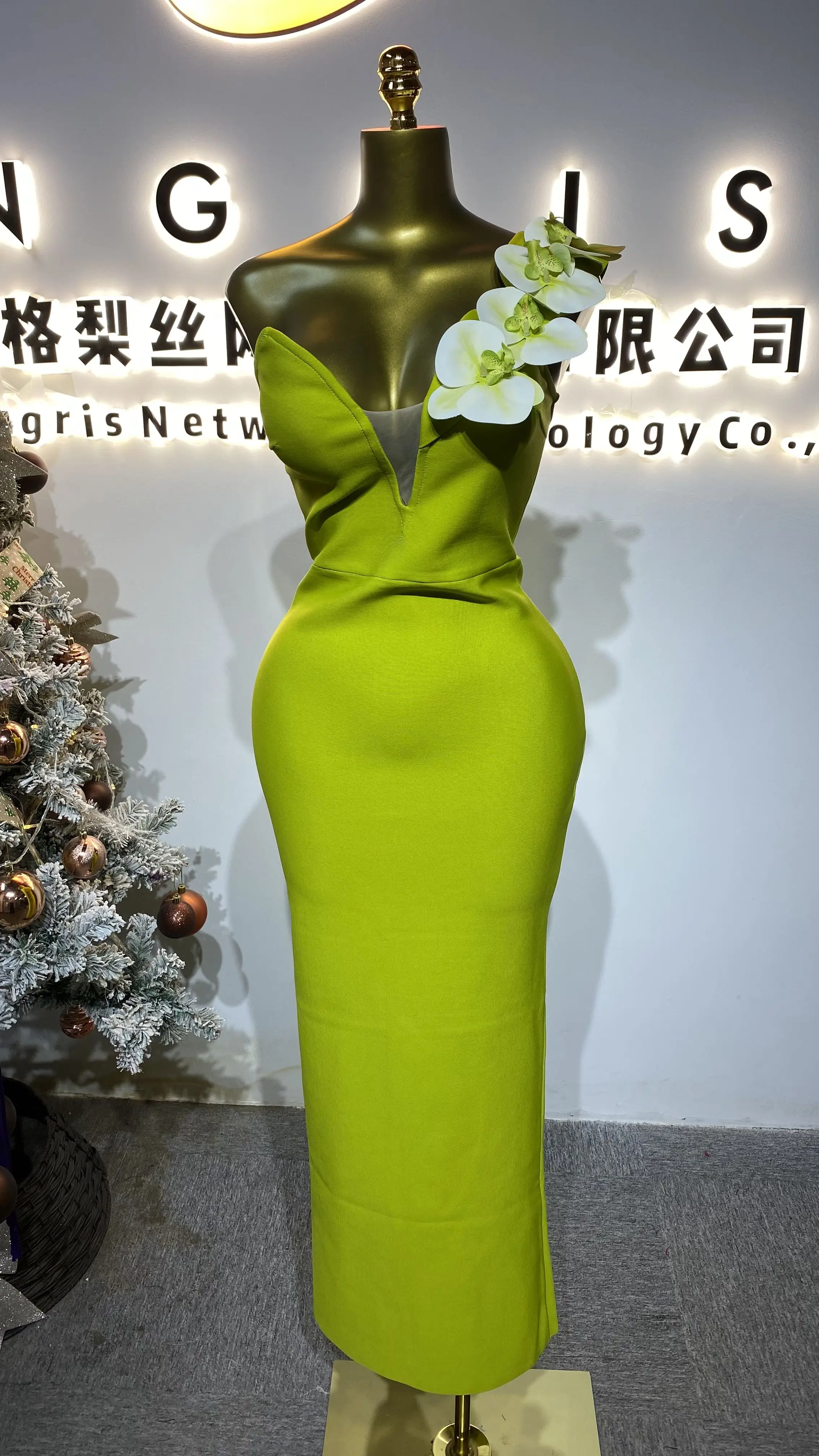 

Women's elegant evening gown, 3D floral solid color fitted long evening gown, luxury design party dress-GZXX194