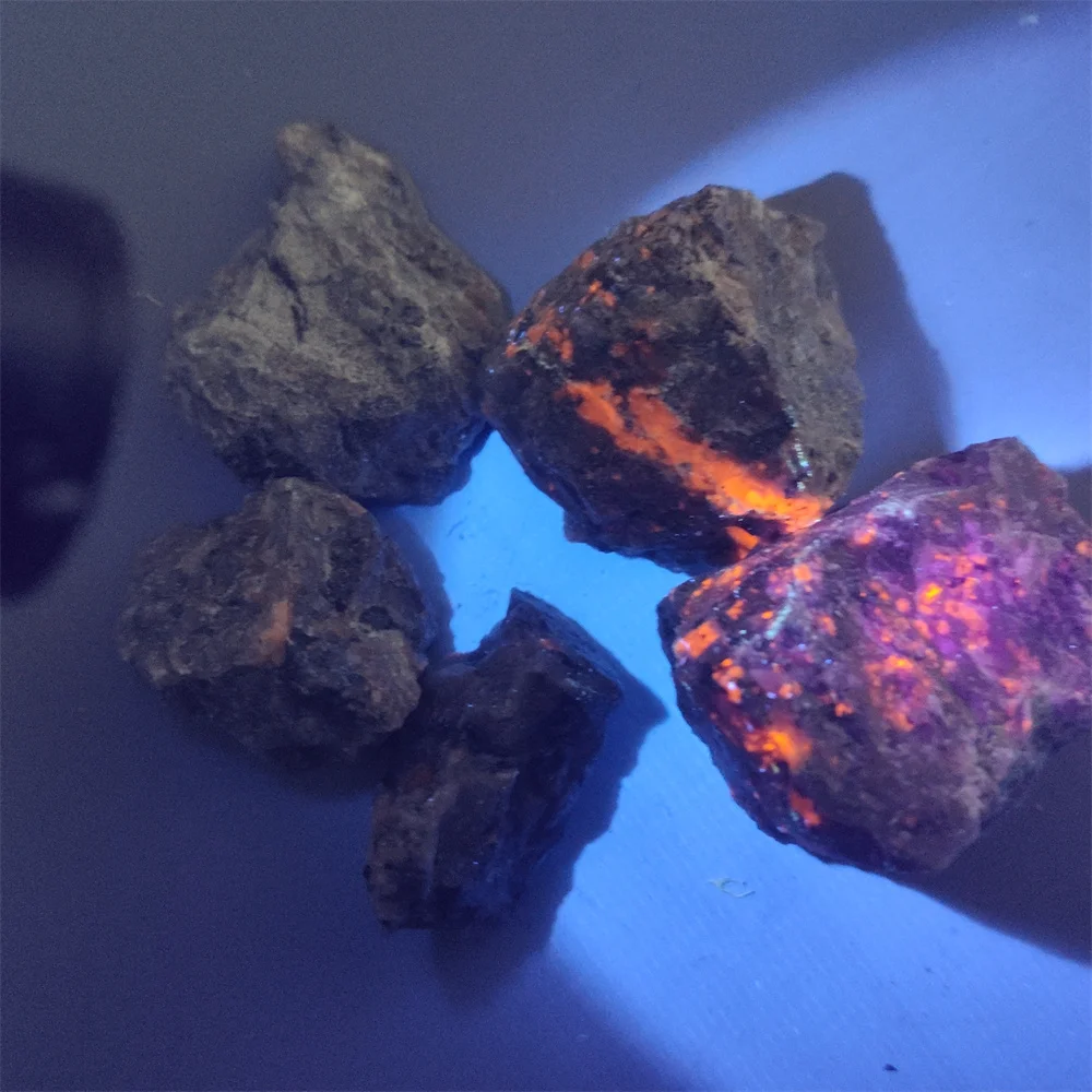 Natural Yooperlites Flame Stone Syenite Decor Stone Fluorescent Sodalite Mineral Rough Crystal Long-wave UV Collection Specimens