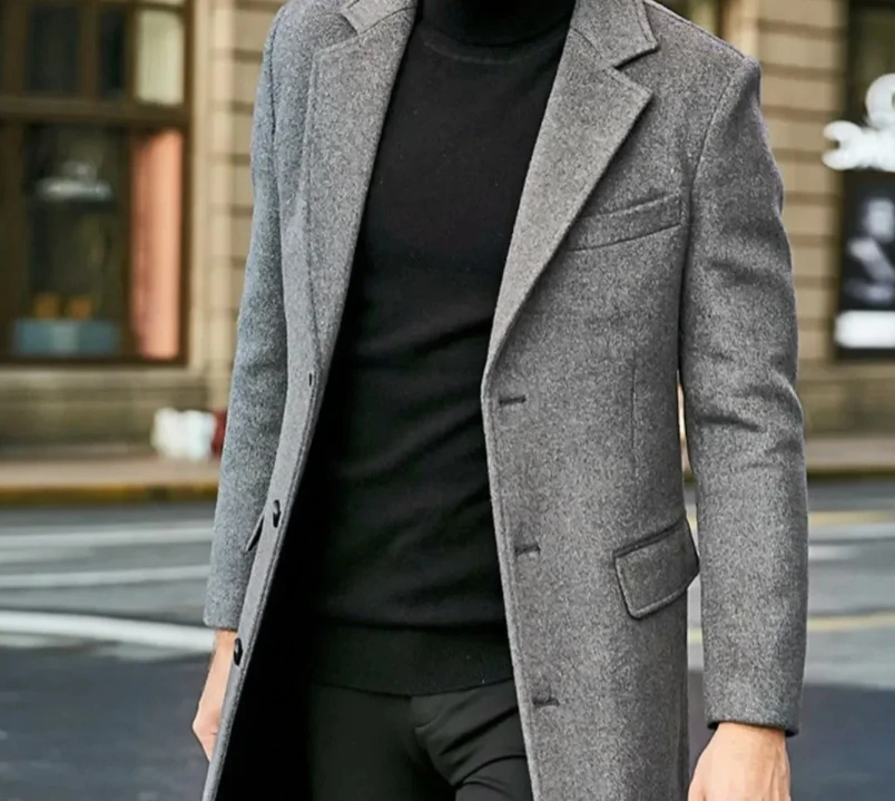 

Классическое пальто на пуговицах. Стильный мужской зимний костюм. Пальто с лацканами и карманами на клапанах. Однобортное пальто средней длины. Теплое для холода.