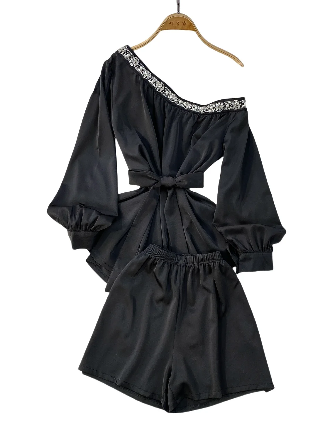 

Slimming High Waist ort Pants Set with Long Sve Diamond Embroidered Satin Top oulder Baring Design for Young Women