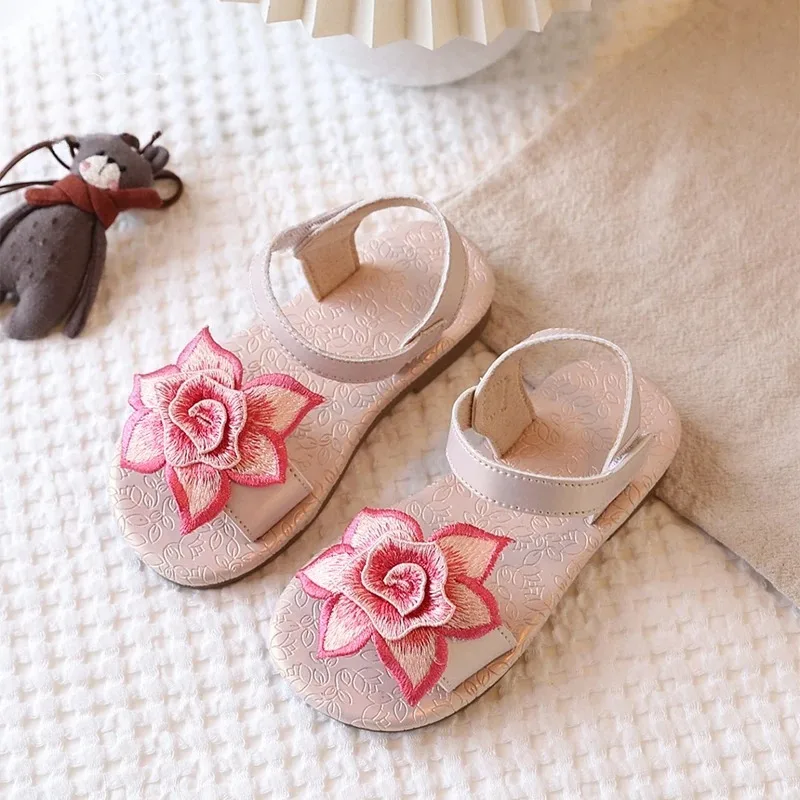 

Розовые сандалии с цветочной аппликацией для девочек, сандалии радужного цвета с орнаментом в виде бабочки и ремешками, летняя повседневная обувь для маленьких детей