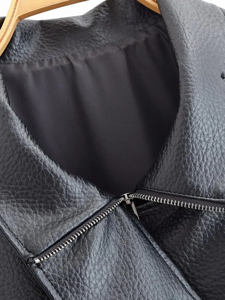 سترة نسائية لخريف 2025 بتصميم جديد من الجلد الصناعي الأسود للنساء بأكمام طويلة ورقبة عالية معطف دراجة نارية للخريف والشتاء