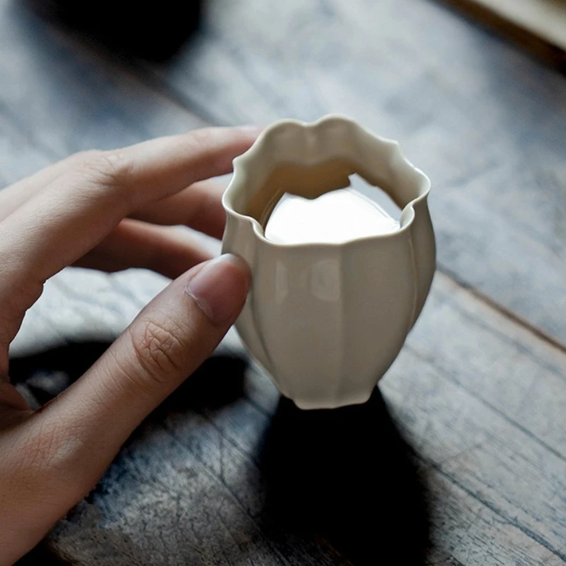 Antike schlichte weiße Lotus-Teetasse, antike Pflanzenasche-Blütenblatt-Dufttasse, Haushalts-Teezeremonie-Handwerkskunst, Haupt-Einzeltasse, Keramik-Teetasse