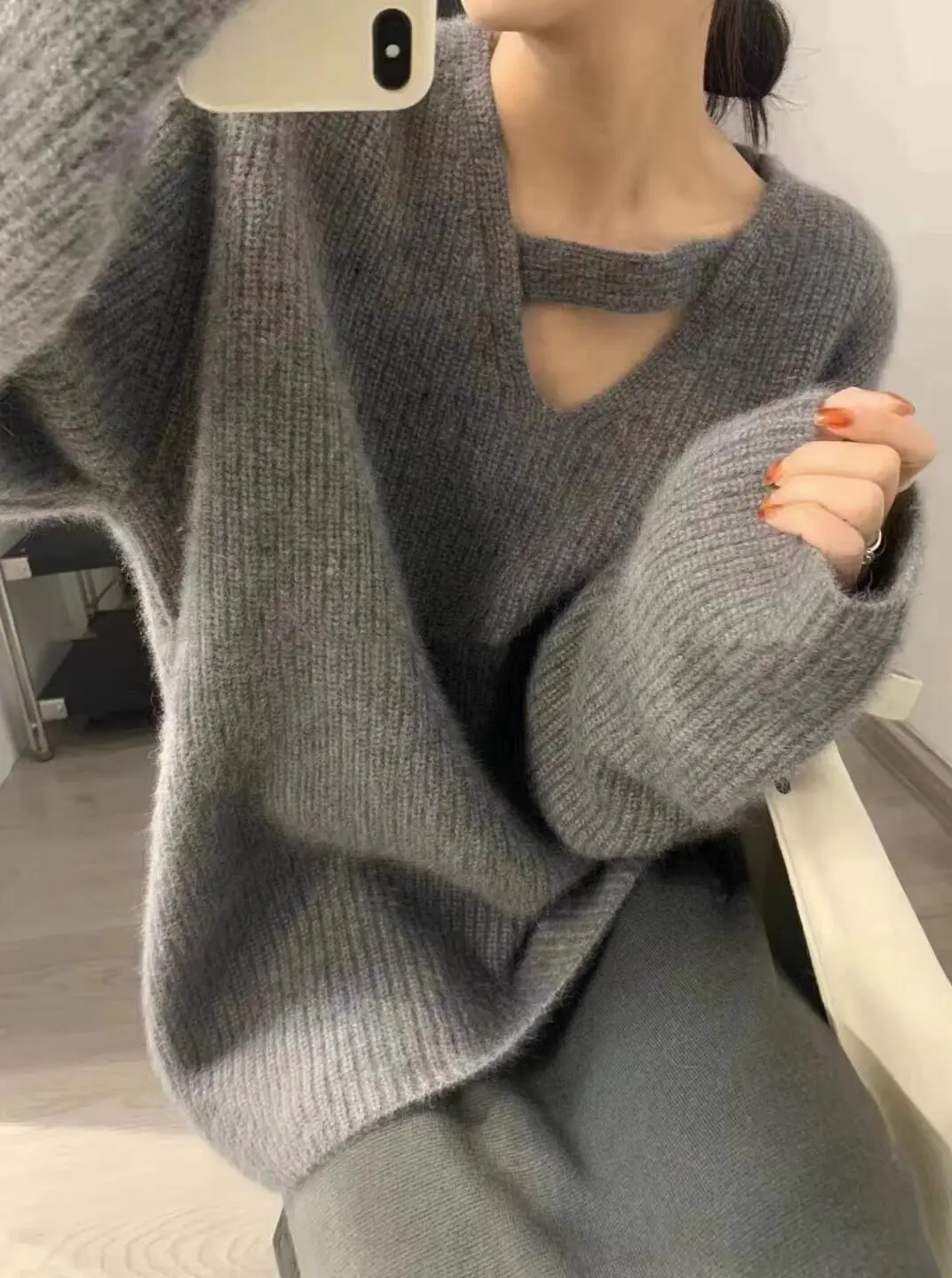 V-neck hollow pullover cashmere knitted soft waxy sweater women's autumn and winter design sense niche high sense.
