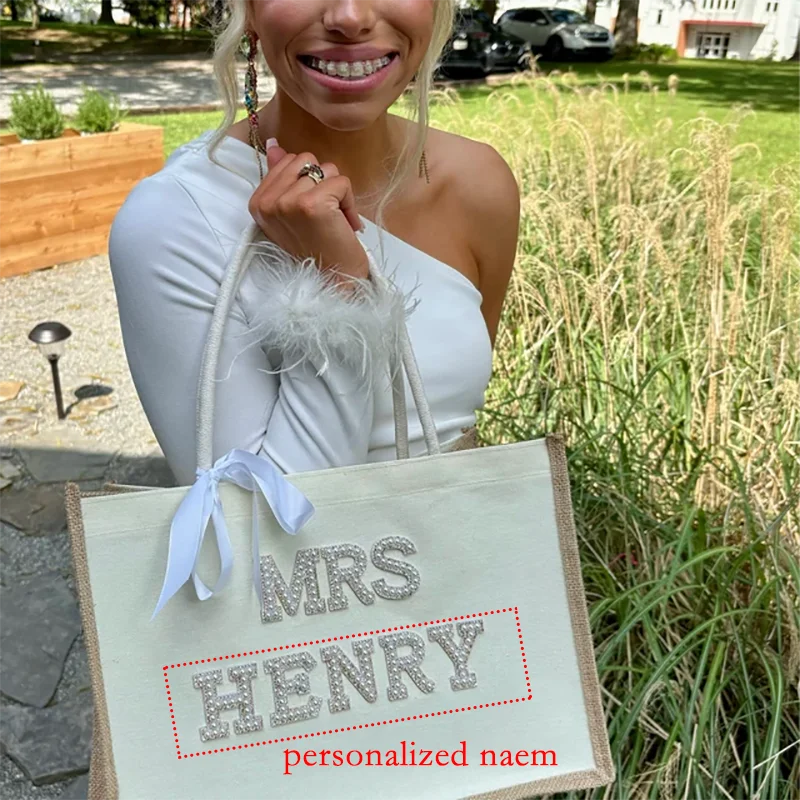 Personalizowana torba na zakupy z perłami i literą T dla panny młodej, torebka ślubna, prezent ślubny, upominek na wieczór panieński, niezbędne elementy na przyjęcie weselne, prezent dla młodej parze.