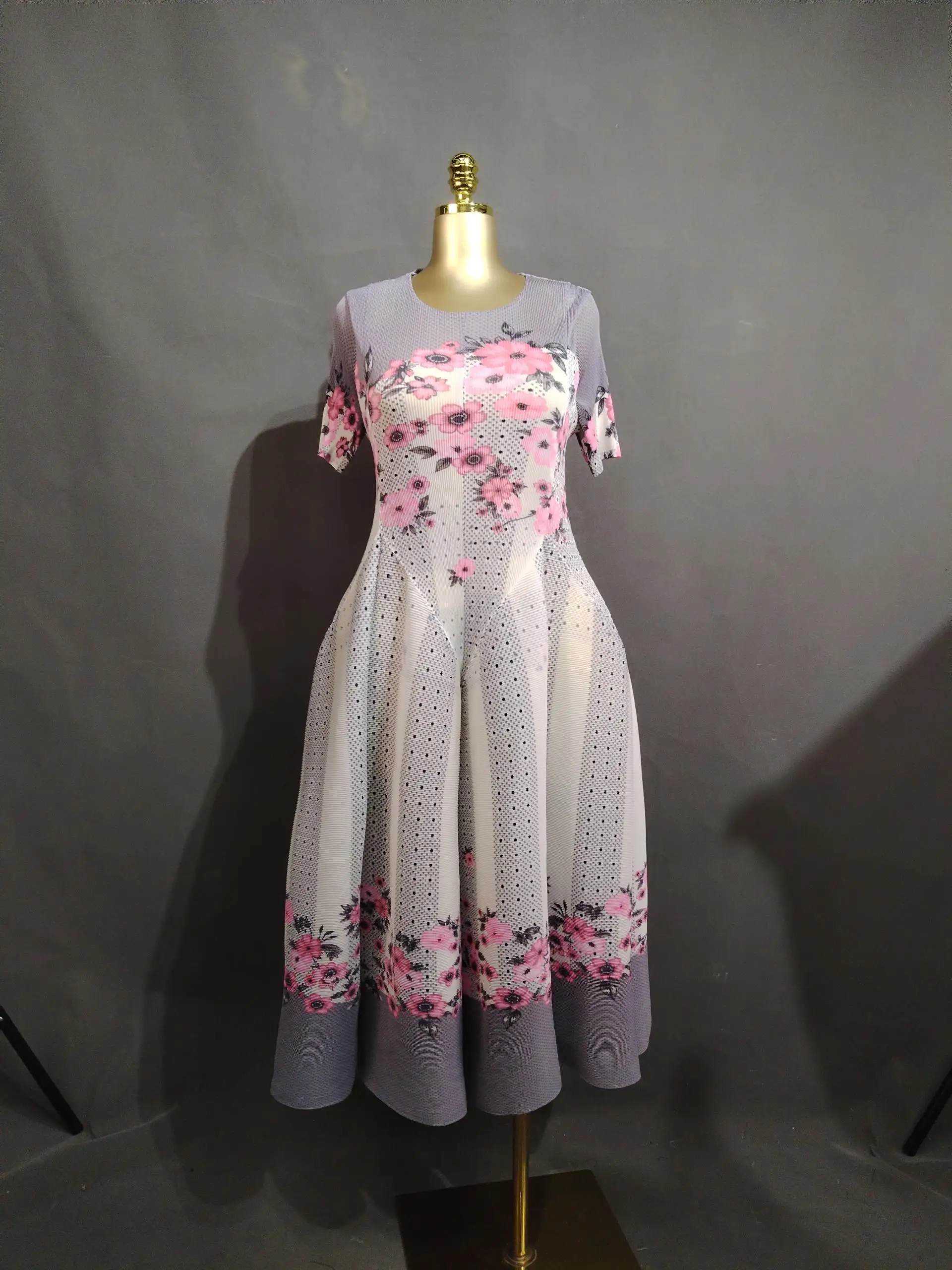 Damenkleid mit Blumenmuster, knielanges Kleid, kurzärmeliges, locker fallendes Kleid, A-Linien-Swingkleid zum Tanzen. – Detail 6