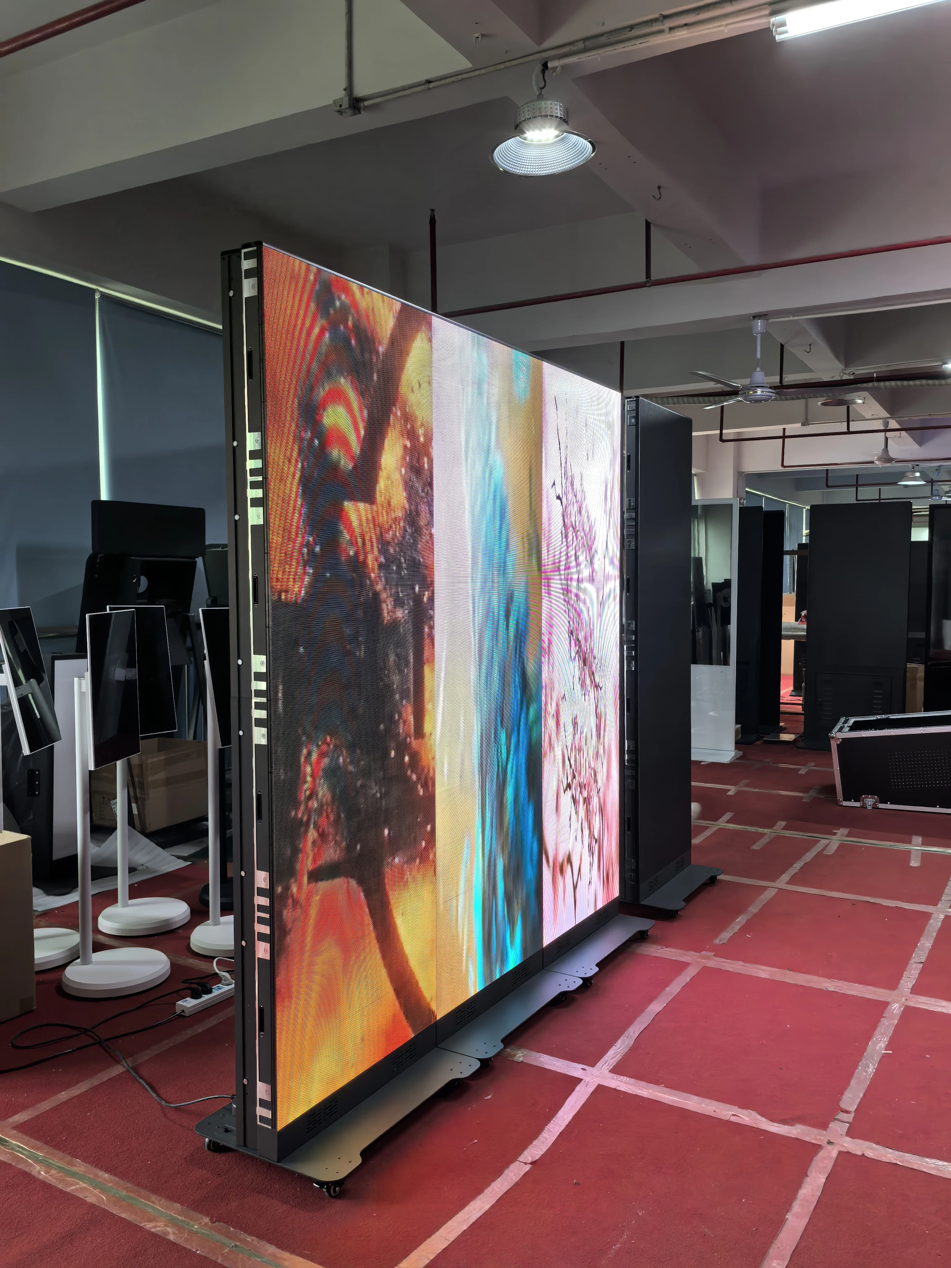 تخصيص للتخصيص P1.86 P2.5 GOB شاشة LED مقاومة للماء شاشة ملصق لافتات رقمية للوحة لوحة الإعلانات