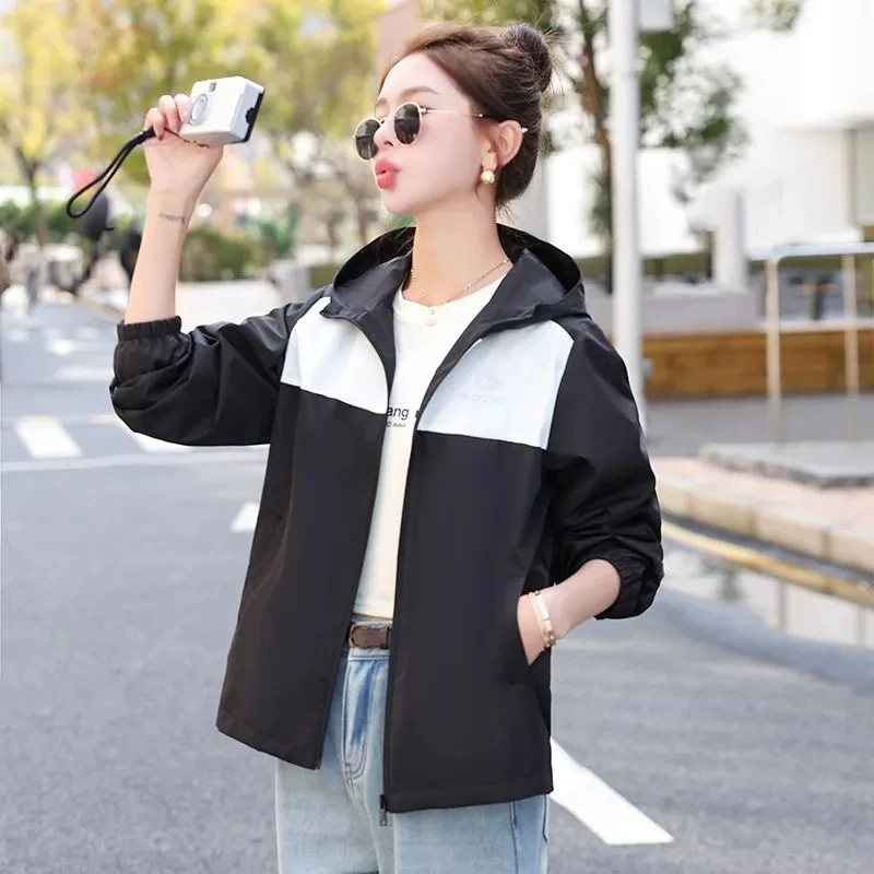 เสื้อแจ็คเก็ตกันลมกันน้ำสำหรับผู้หญิง รุ่นใหม่ มีฮู้ด เสื้อโค้ทแฟชั่นฤดูใบไม้ผลิ-ฤดูร้อน 2026 ป้องกันแสงแดด เสื้อคลุมกันหนาวสำหรับผู้หญิง