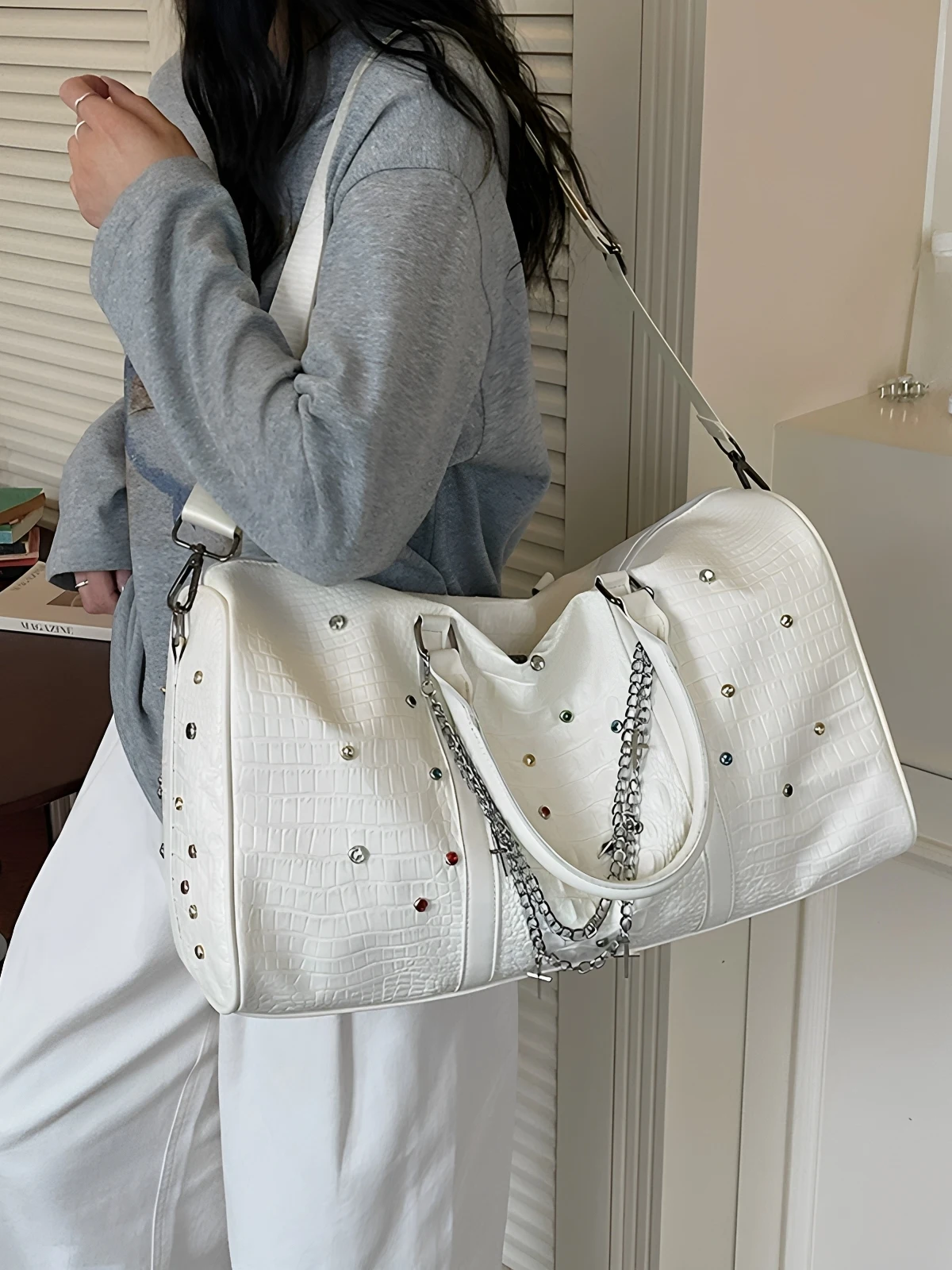 borsa-sportiva-capiente-ideale-per-il-fitness-borsa-da-portare-sotto-il-braccio-per-gli-spostamenti-quotidiani-borsa-da-viaggio-alla-moda-realizzata-in-pelle-sintetica-pu-con-manico-morbido