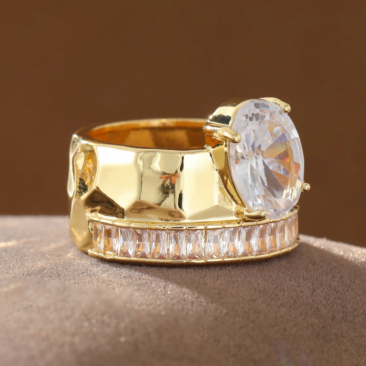 Elegant Hammer Texture Combined with Oval Artificial Gemstone Copper Material Ladies' Jewelry Ring for Formal Occasions