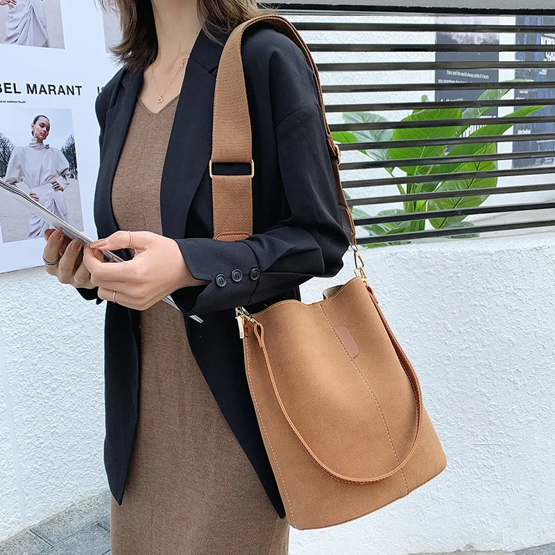 Portable Winter or Autumn Suede Leather Bucket Bag for Women Retro Frosted Fabric Shoulder Bag European Style Big Bag