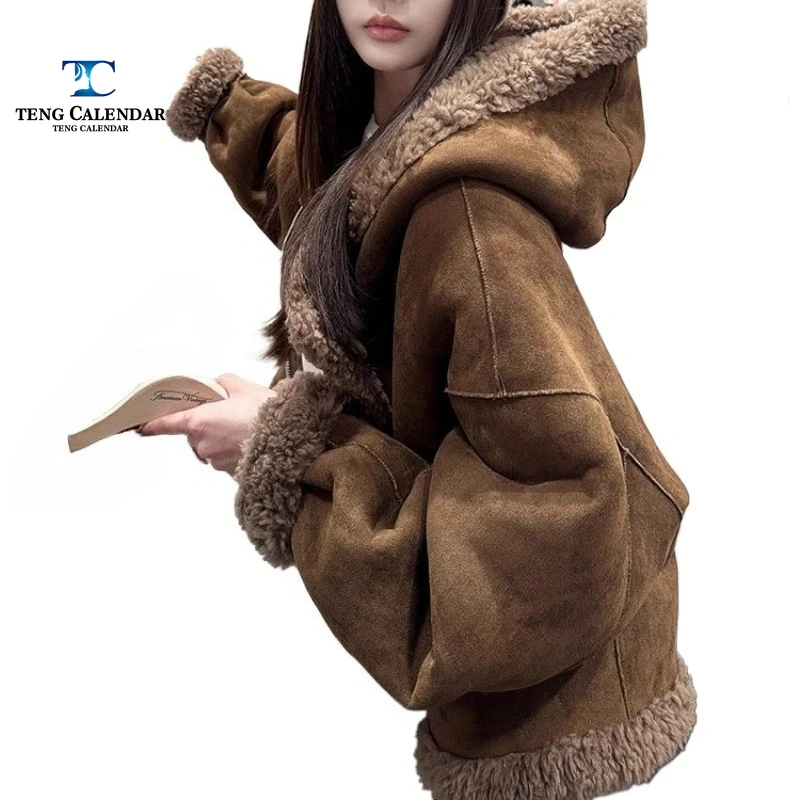 Popolare pelliccia sintetica in peluche di agnello con cappuccio color caffè, giacca corta e piccola in pelle scamosciata, nuovo modello invernale 2025 da donna