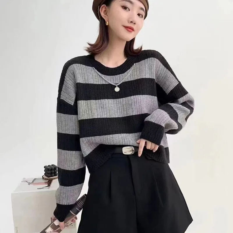 2023 New Arrival Autumn Women Loose Fit Long Sleeve O-neck Short  Pullover Casual Fashion Soft Knitted Striped Sweater D333