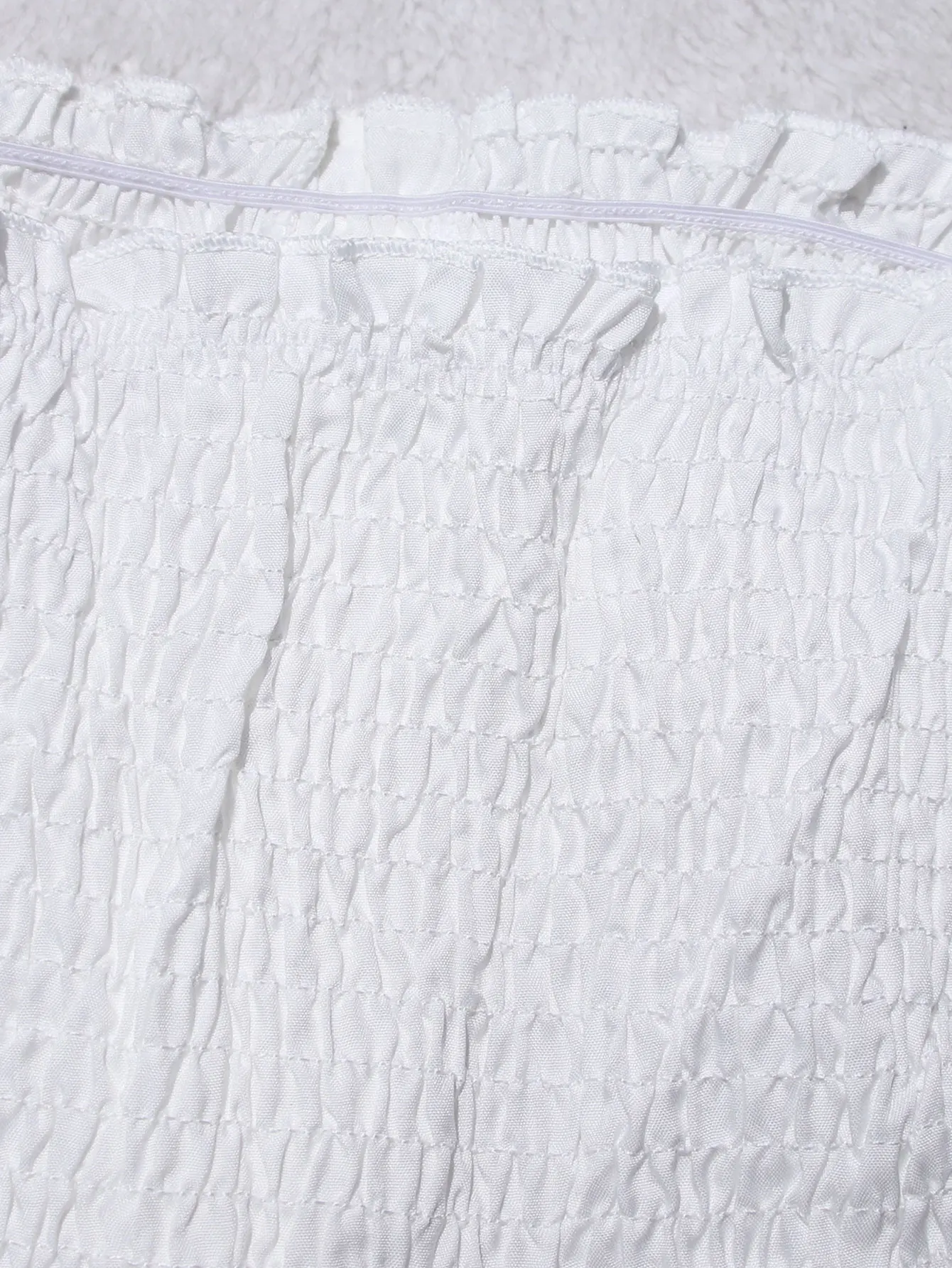 Vestido branco com amarração nas costas e saia em camadas, elegante e estiloso essencial de verão