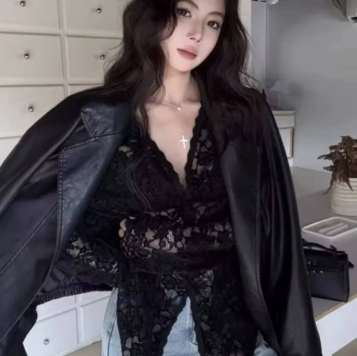 Camisa de encaje con cuello en V para mujer, camiseta elegante de manga acampanada con temperamento, camisas sencillas de Color sólido a la moda para primavera y otoño