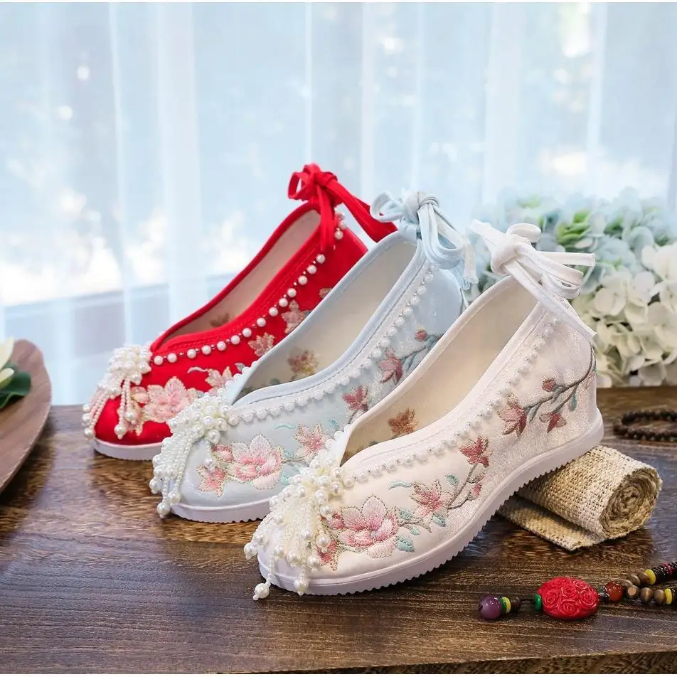Chinese Style Traditional Old Beijing Beaded Embroidered Hanfu Shoes for Women Retro Bridal Xiuhe Wedding Party Shoes