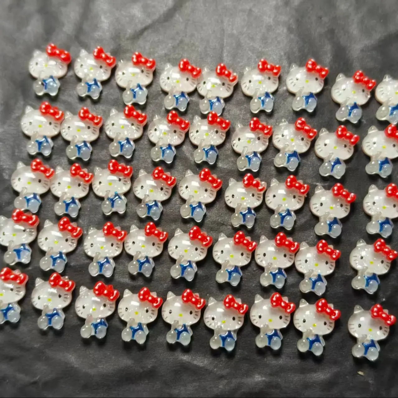 サンリオ ハローキティ ピンク ネイルアートチャーム 50個、3D かわいいクリアキティキャット、リボン付き、DIYスマホケース、ヘアクリップデコレーション用