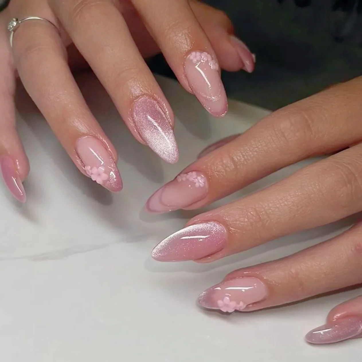 

Sweet Mini Resin Flower Glitter Powder Cat Eye Long Pointed False Nails Art Almond Fake Nails Love Heart Stiletto Press on Nails