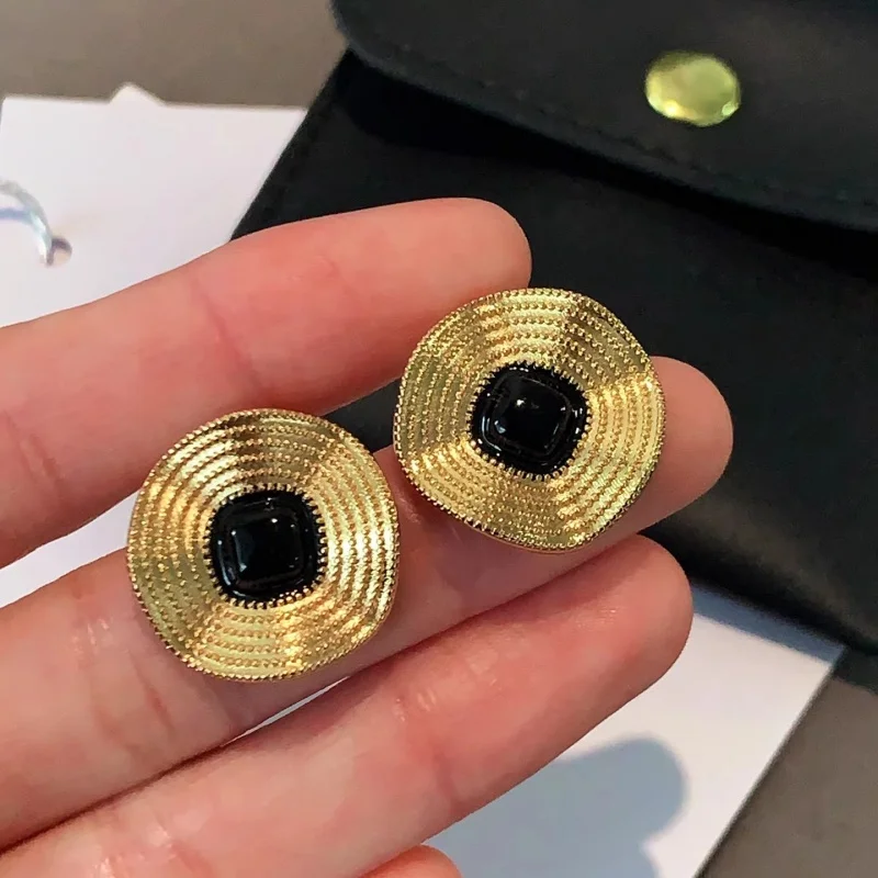 

Черные круглые эмалированные серьги с летающей тарелкой для женщин, французские винтажные модные серьги в стиле суда, преувеличенные изысканные универсальные украшения