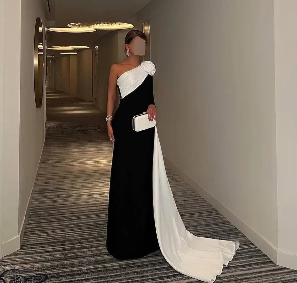 Maßgeschneiderte, hochwertige, rückenfreie, farbkontrastfarbene Hofschleppe in Schwarz und Weiß mit Falten, bodenlang, formell und elegant