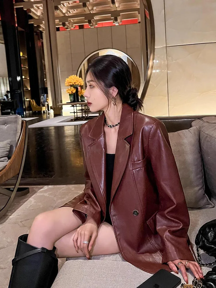 سترة كلاسيكية من جلد البولي يوريثان باللون العنابي للنساء معطف جيب بياقة مقلوبة لخريف 2025 ملابس خارجية أنيقة غير رسمية جديدة