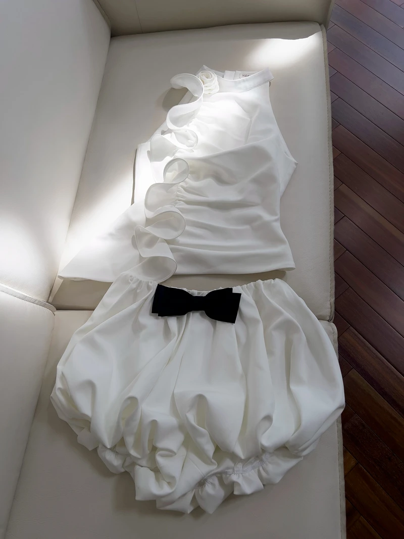 

Летний повседневный комплект в стиле китайского ханьфу: приталенный топ с оборками и узлом-цветком, и брюки.