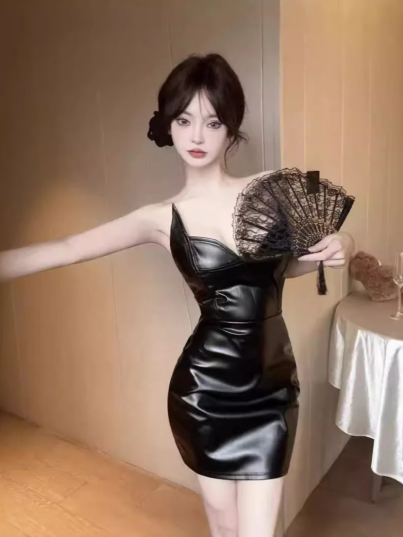 النسخة الكورية الجديدة منخفضة الياقة عارية الذراعين فستان بكتافة المرأة Cinching الخصر الصلبة سليم التفاف الورك بولي Leather فستان قصير 49NY