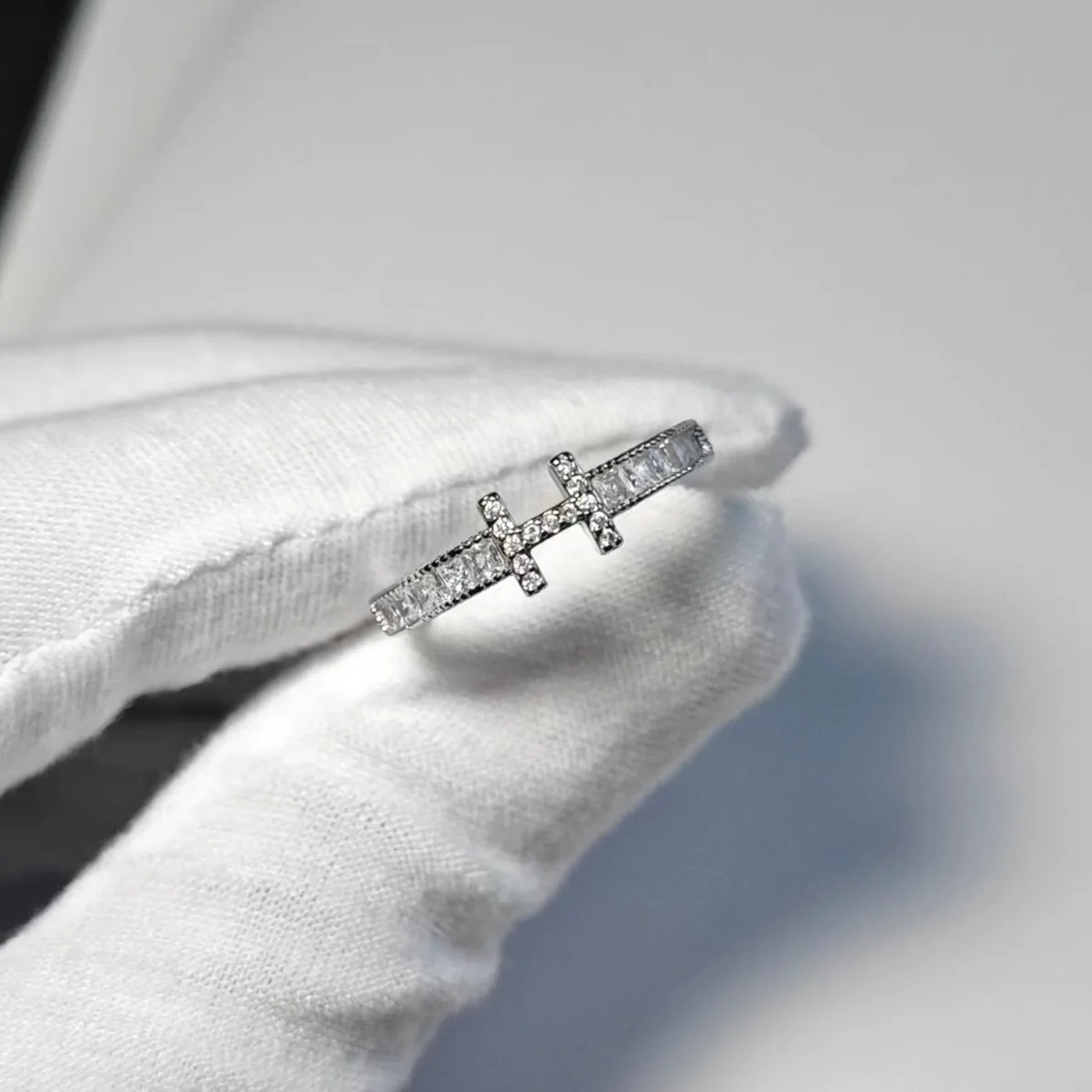 

The Same Tiktok Slightly Inlaid with Diamond Letter H Opening Ring Is Small and Luxurious, Fashionable and Cool