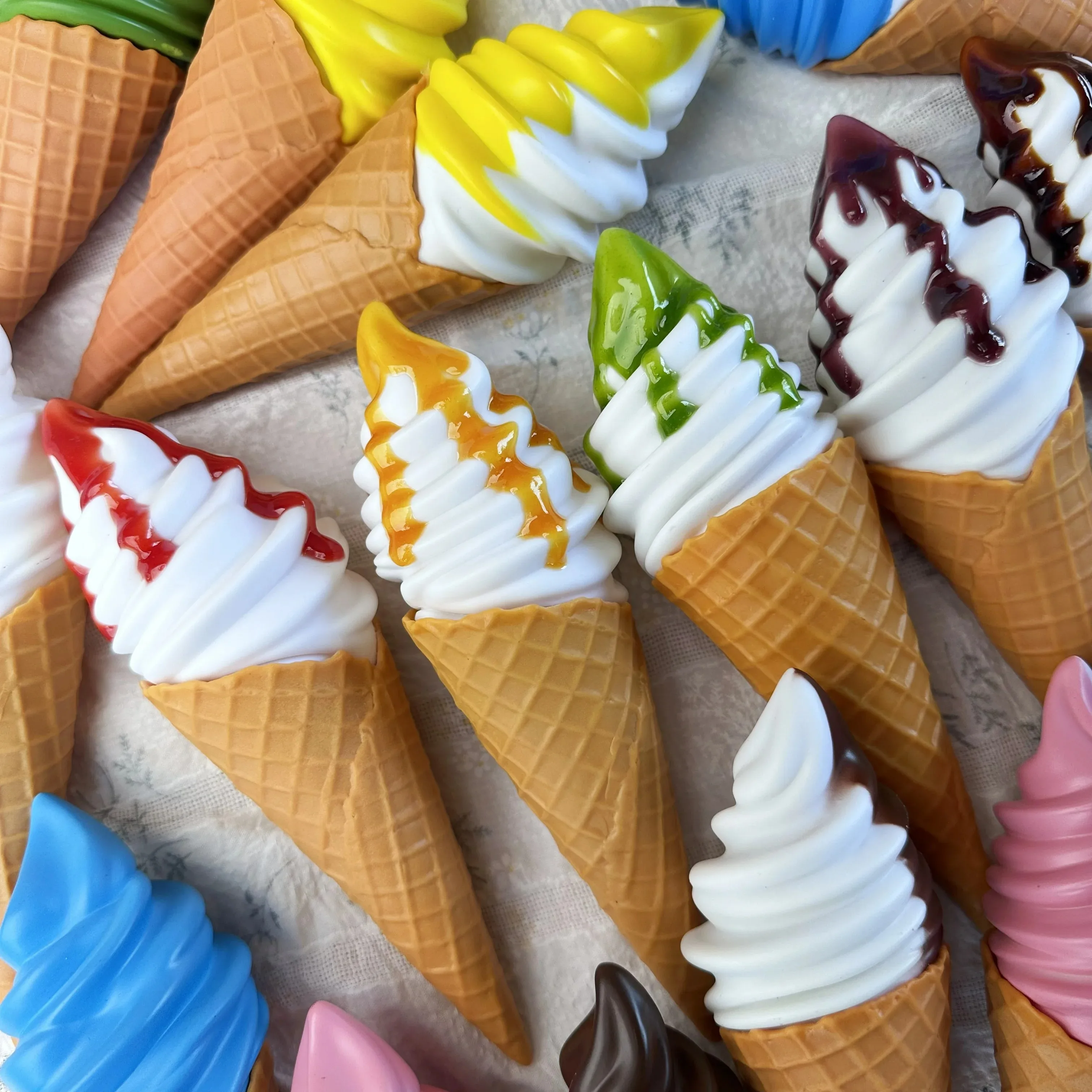 21 cm/8,3 Zoll realistisches PVC-Eis, großes gefälschtes Dessertmodell für die Schaufensterstellung, Fotografie-Requisite, Party-Dekoration, Lebensmittelständer – Detail 1