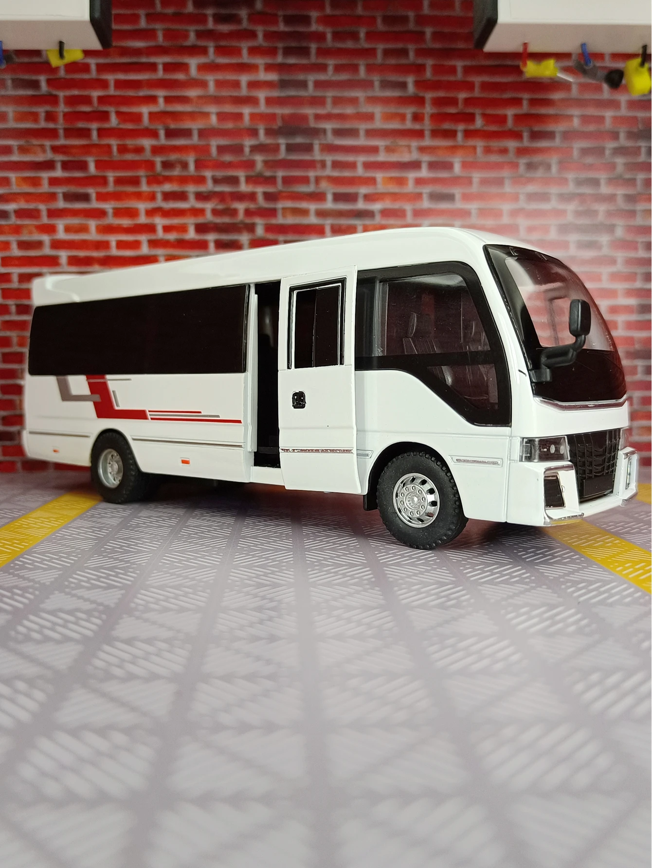 

1: 32 Simulation COSTA Business Bus Alloy Car Model Passenger van Children's Audiovisual Toy Collection Gift